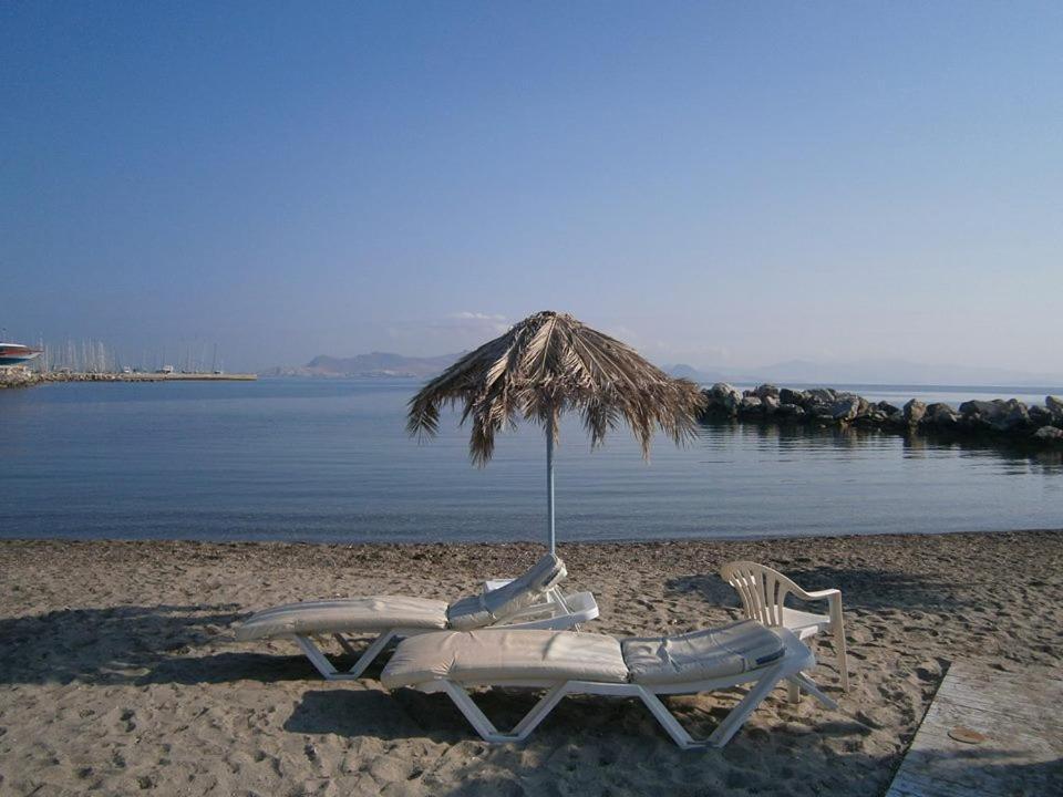פסאלידי Theodorou Beach Hotel Apartments מראה חיצוני תמונה